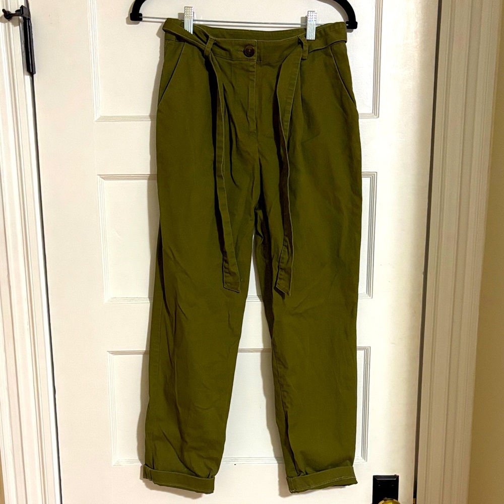 Super cute Women’s Khaki Green Chinos!
